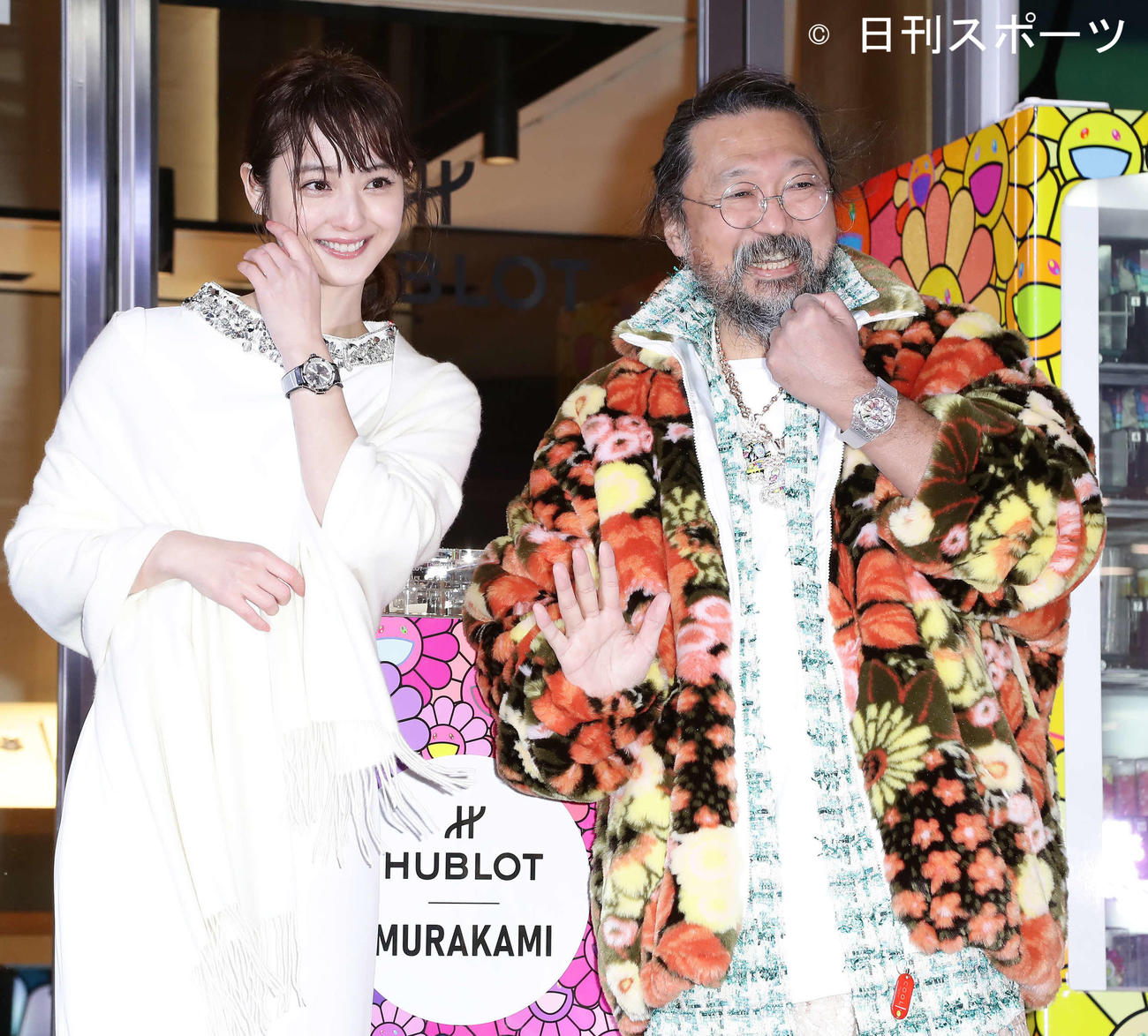ウブロとのコラボウォッチを発表した村上隆（右）と写真に納まる佐々木希（撮影・丹羽敏通）