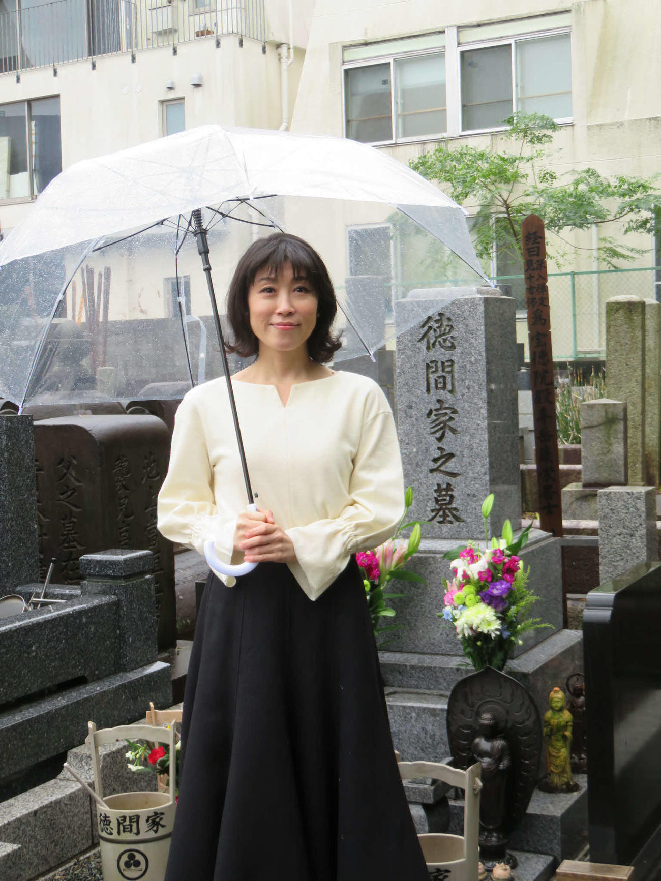 徳間康快さんの墓前を訪れた水森かおり