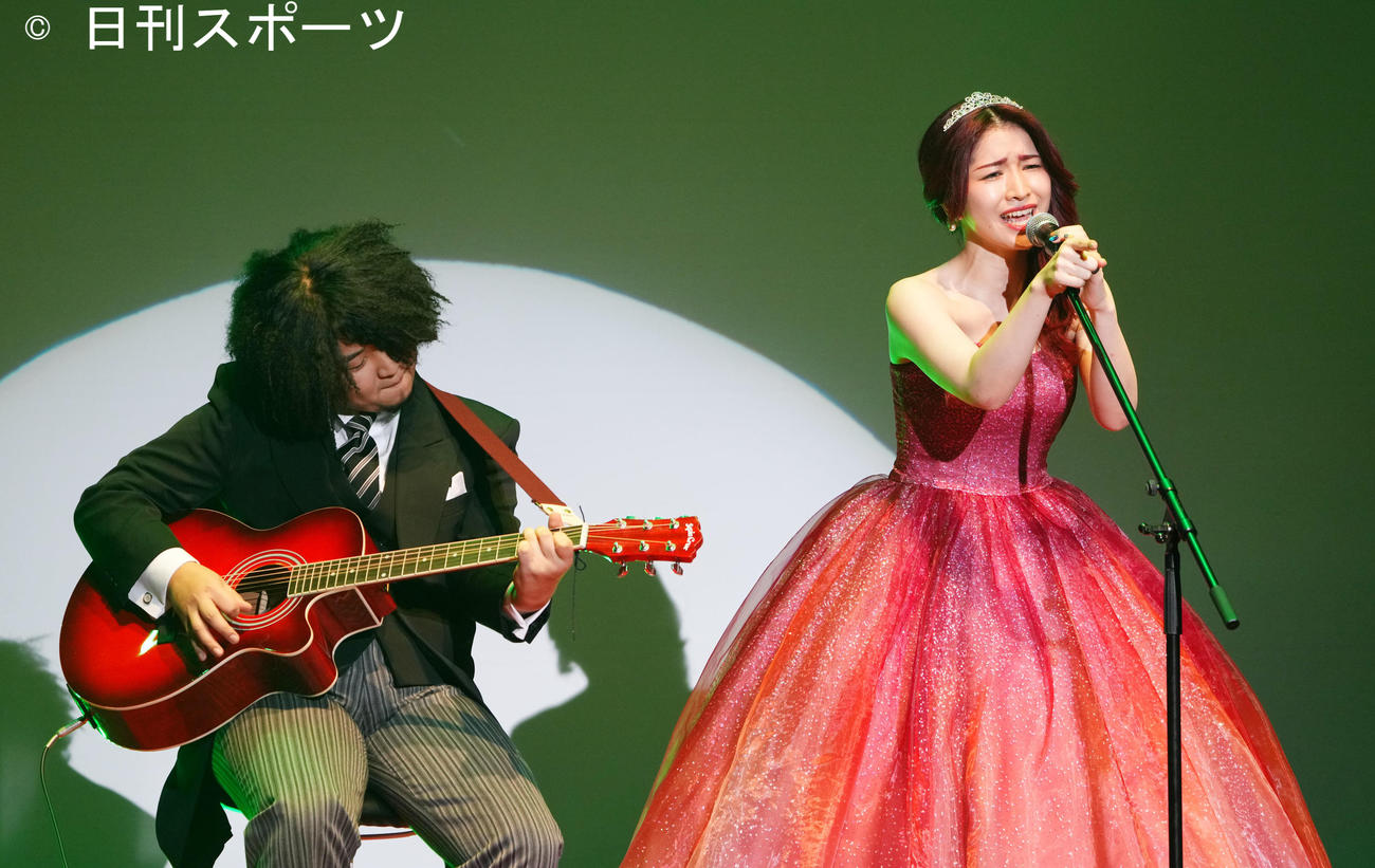 TikTok流行語大賞を「＃モテすぎて草」で受賞したなかねかな（右）（撮影・横山健太）
