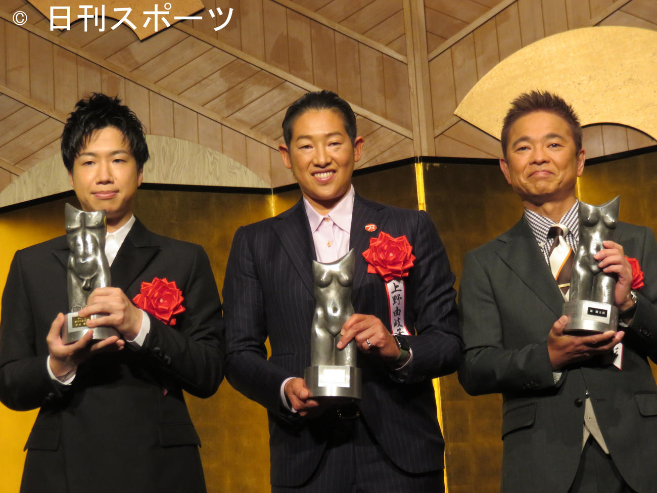 ゆうもあ大賞を受賞した恵俊彰（右）上野由岐子（中央）水谷隼