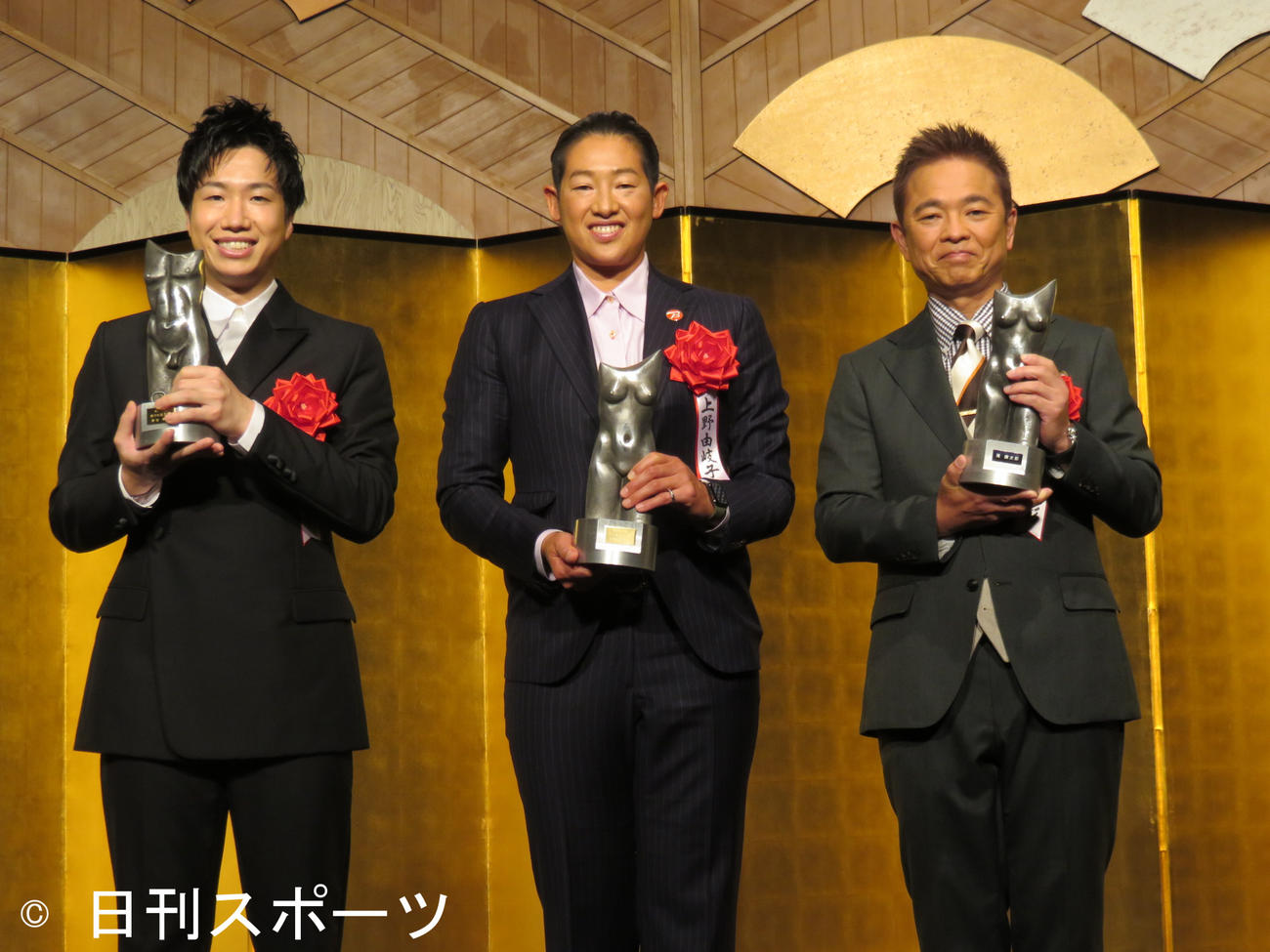 ゆうもあ大賞を受賞した、左から水谷隼、上野由岐子、恵俊彰