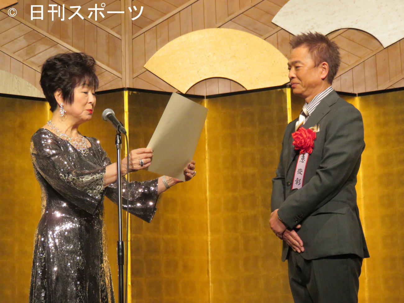 ゆうもあ大賞を受賞し、山東昭子会長（左）から表彰される恵俊彰