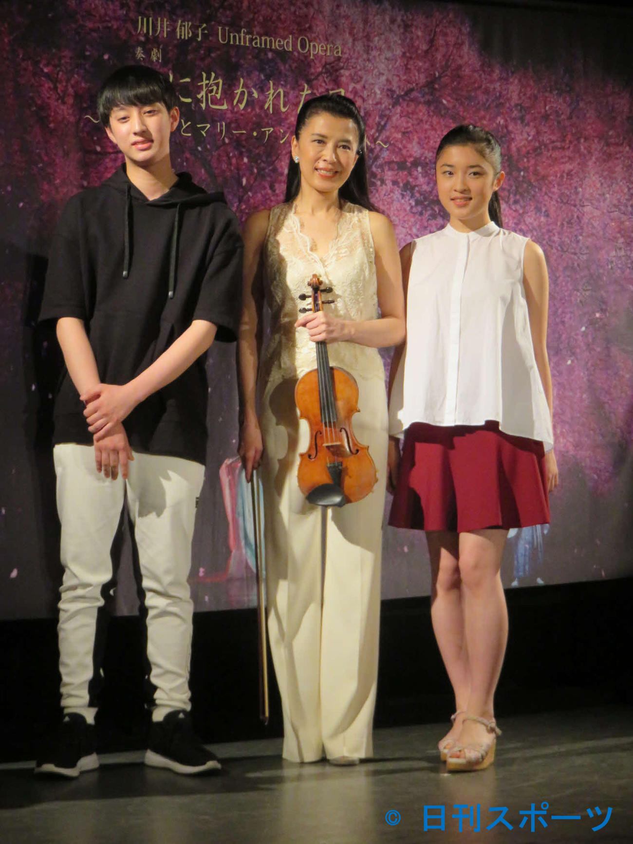6月、奏劇「月に抱かれた日～ガラシャとマリー・アントワネット～」の舞台映像の試写会での（左から）三井高聡さん、川井郁子、川井花音さん