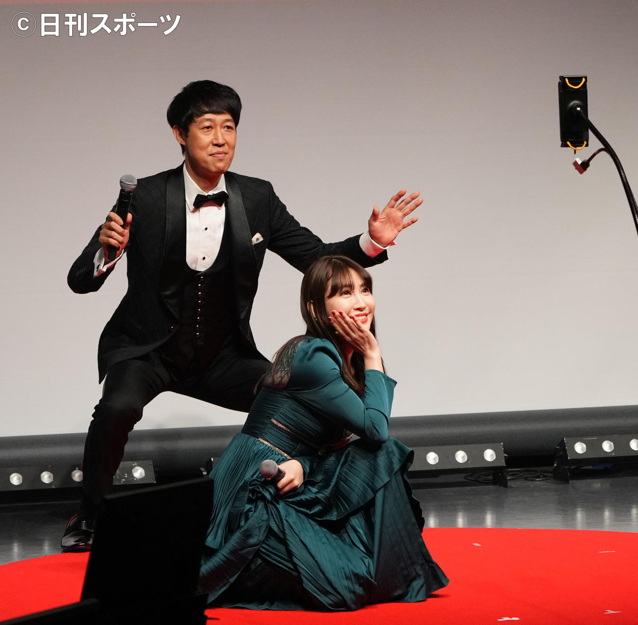 映り込み動画にチャレンジする小嶋陽菜（右）と小籔千豊（撮影・横山健太）