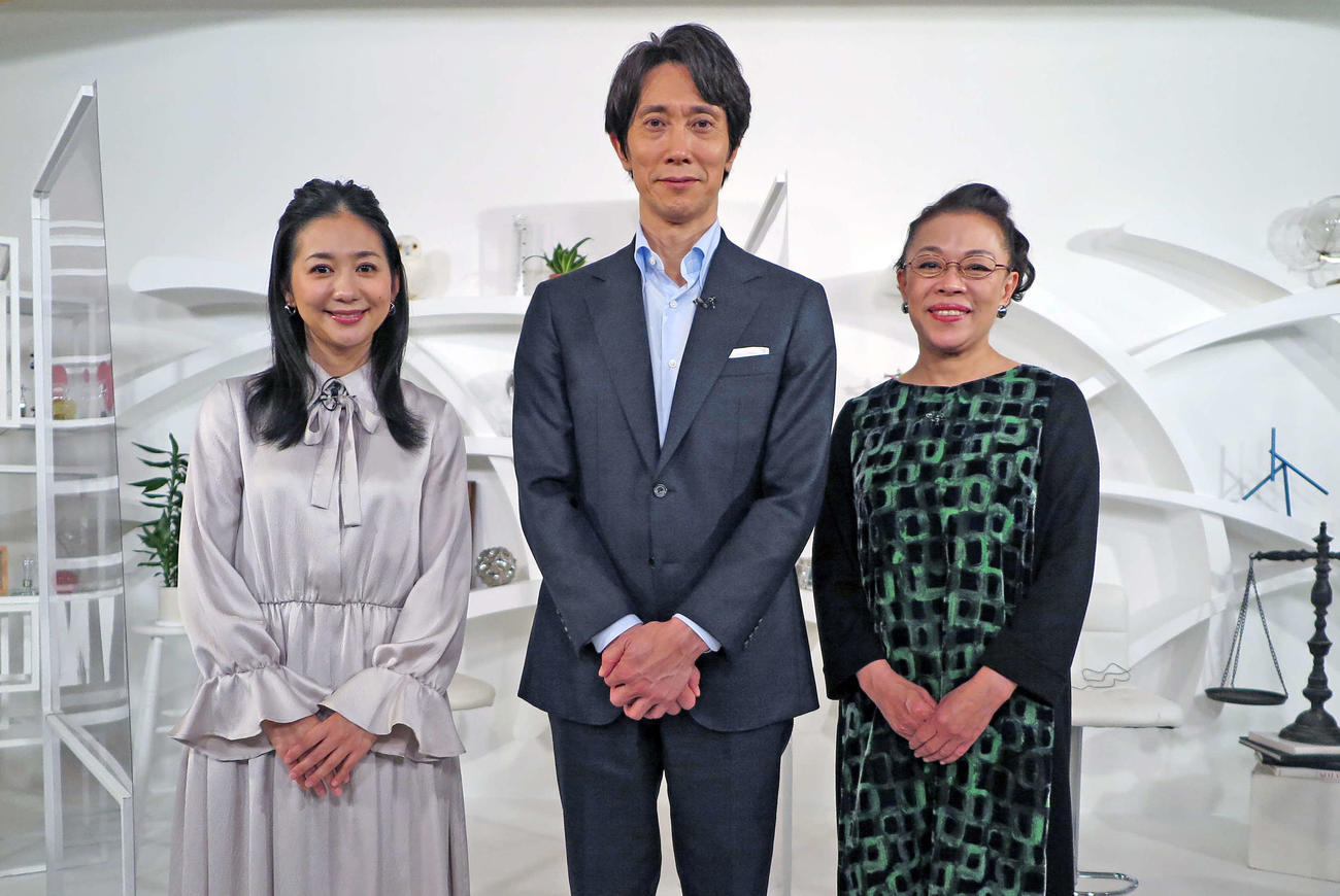 来年1月9日放送のBS朝日「人生120年の最新医学世界のドクターが注目！　～がん・心臓病・認知症が治る時代へ～」で司会を務める佐々木蔵之介（中央）と柴田理恵（右）と関根麻里（左）
