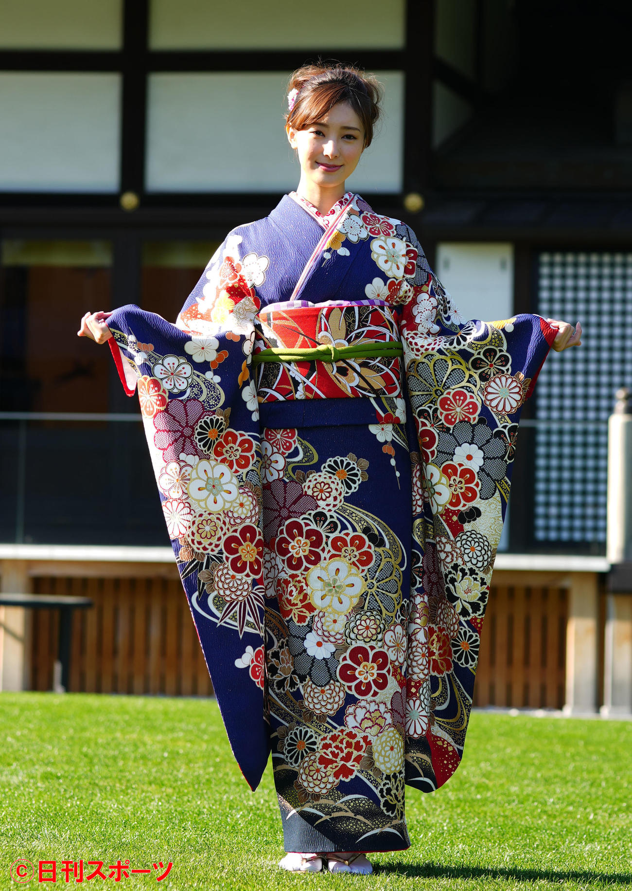 晴れ着姿を披露する宮本茉由（撮影・横山健太）