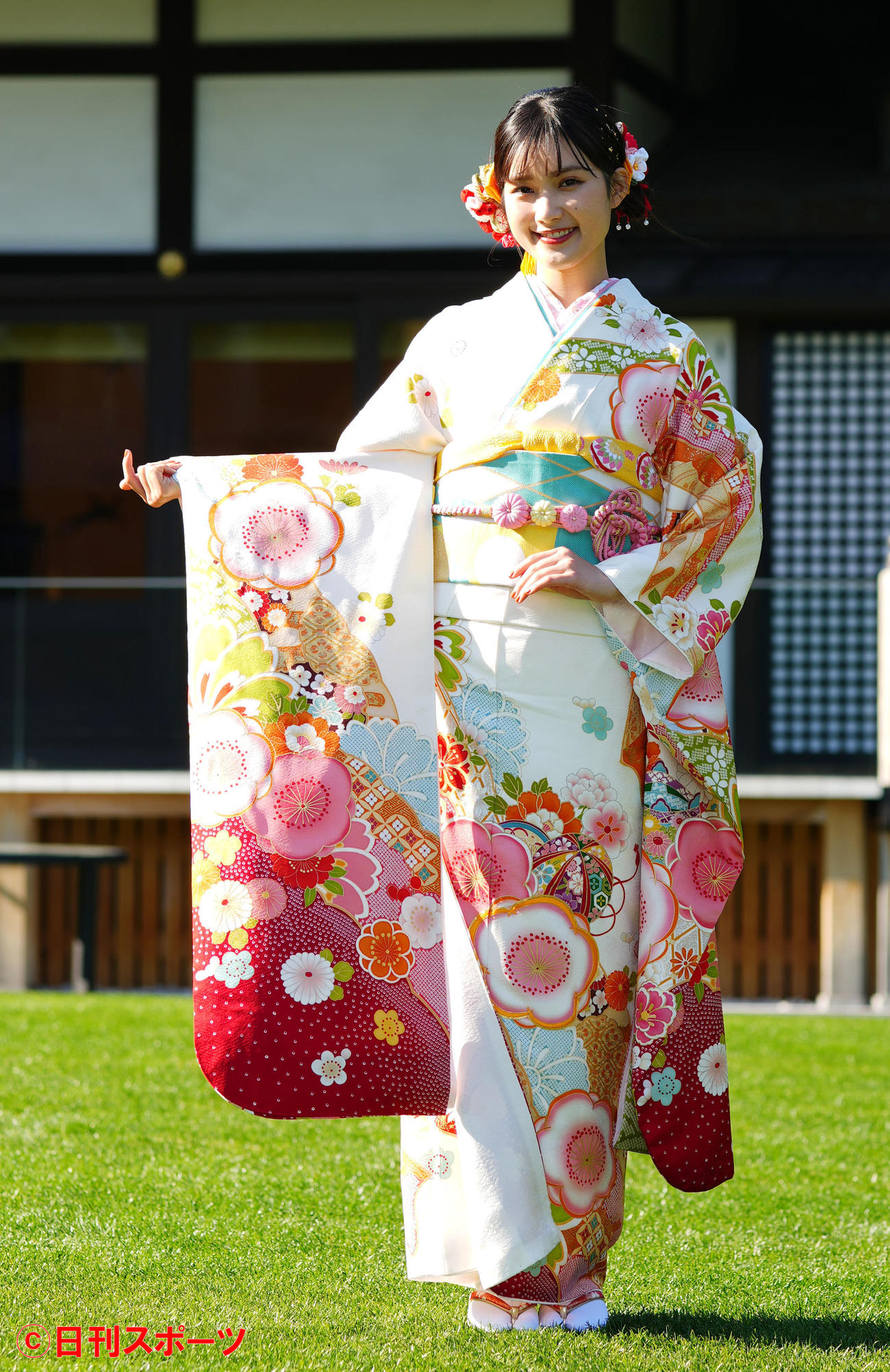 晴れ着姿を披露する井頭愛海（撮影・横山健太）