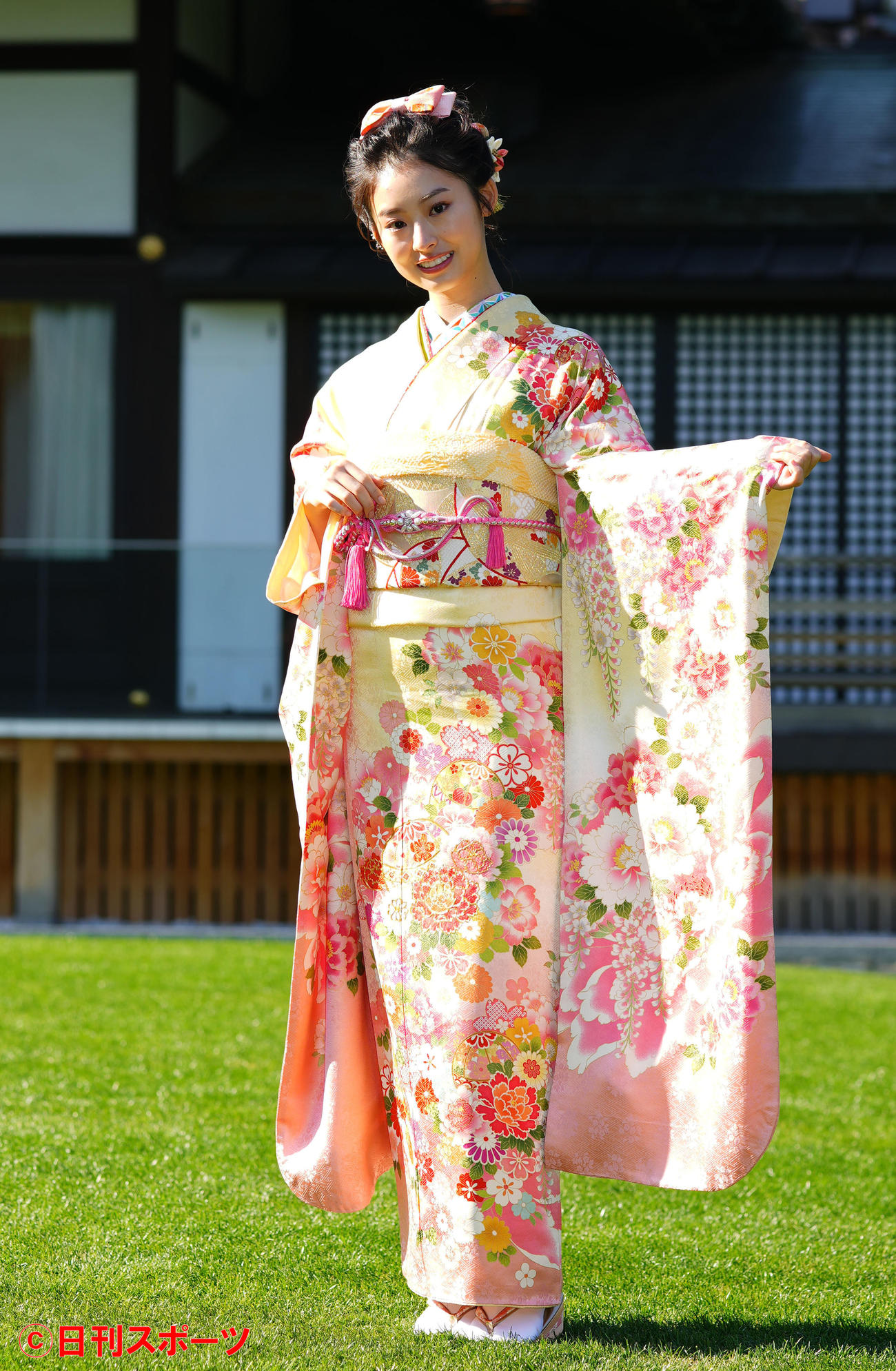 晴れ着姿を披露する井本彩花（撮影・横山健太）