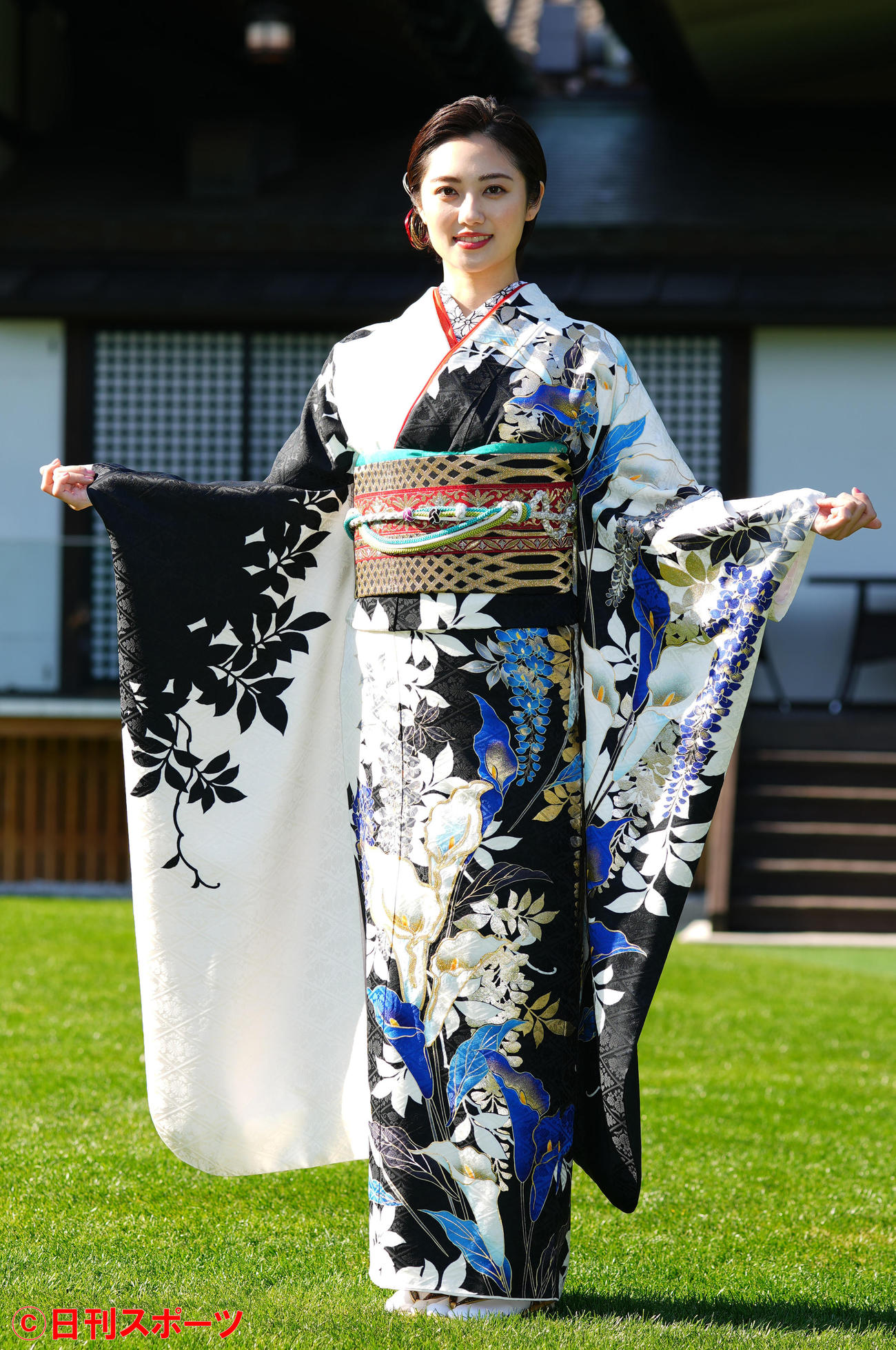 晴れ着姿を披露する奥山かずさ（撮影・横山健太）