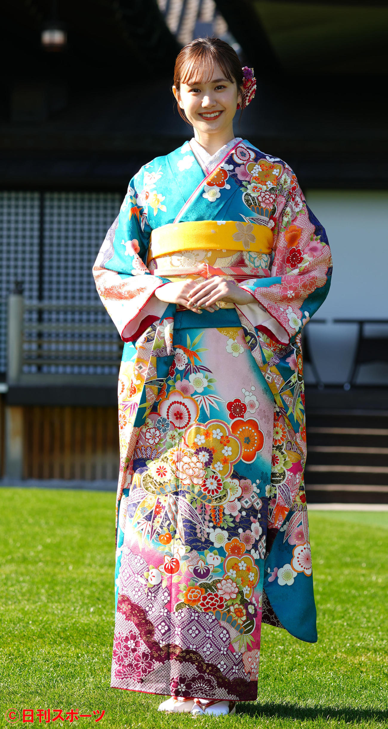 晴れ着姿を披露する尾碕真花（撮影・横山健太）