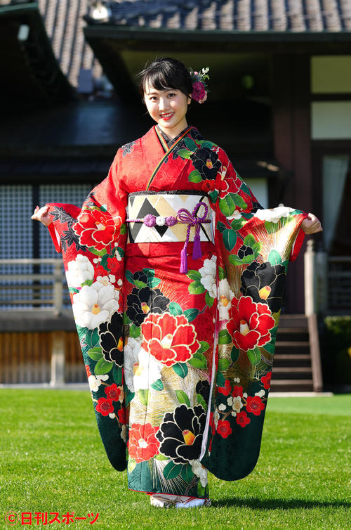 晴れ着姿を披露する本田望結(撮影・横山健太)