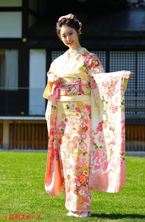 晴れ着姿を披露する井本彩花(撮影・横山健太)