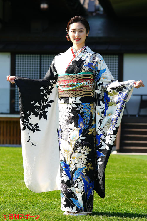 晴れ着姿を披露する奥山かずさ(撮影・横山健太)