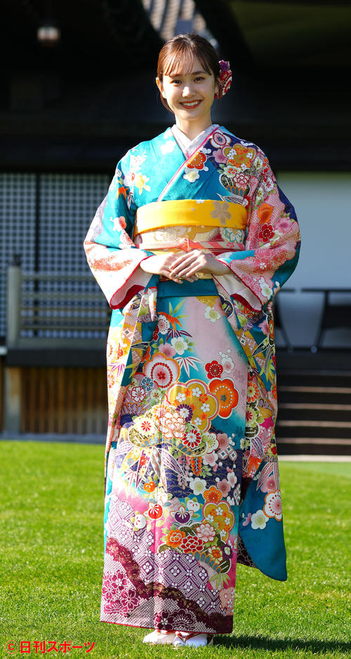 晴れ着姿を披露する尾碕真花(撮影・横山健太)