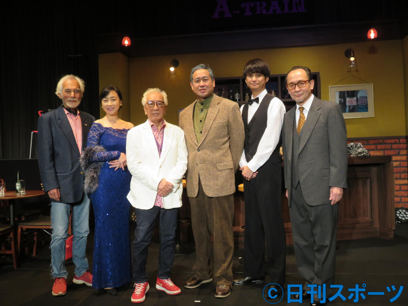 舞台「いつかA列車に乗って」の会見に出席した（左から）堀田真三、川上麻衣子、荒木とよひさ氏、永島敏行、伊崎央登、中村ゆうじ