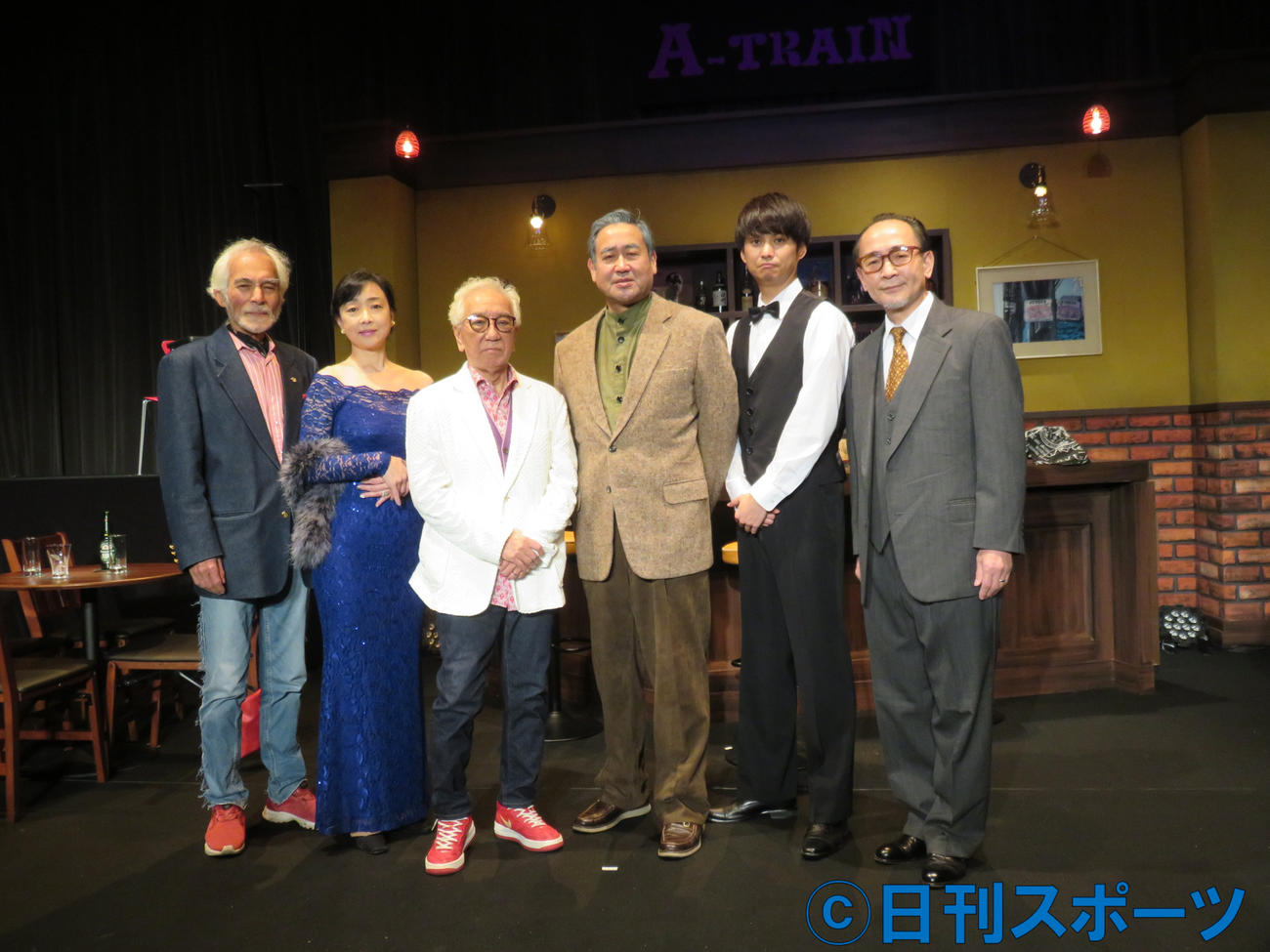 舞台「いつかA列車に乗って」の会見に出席した（左から）堀田真三、川上麻衣子、荒木とよひさ氏、永島敏行、伊崎央登、中村ゆうじ