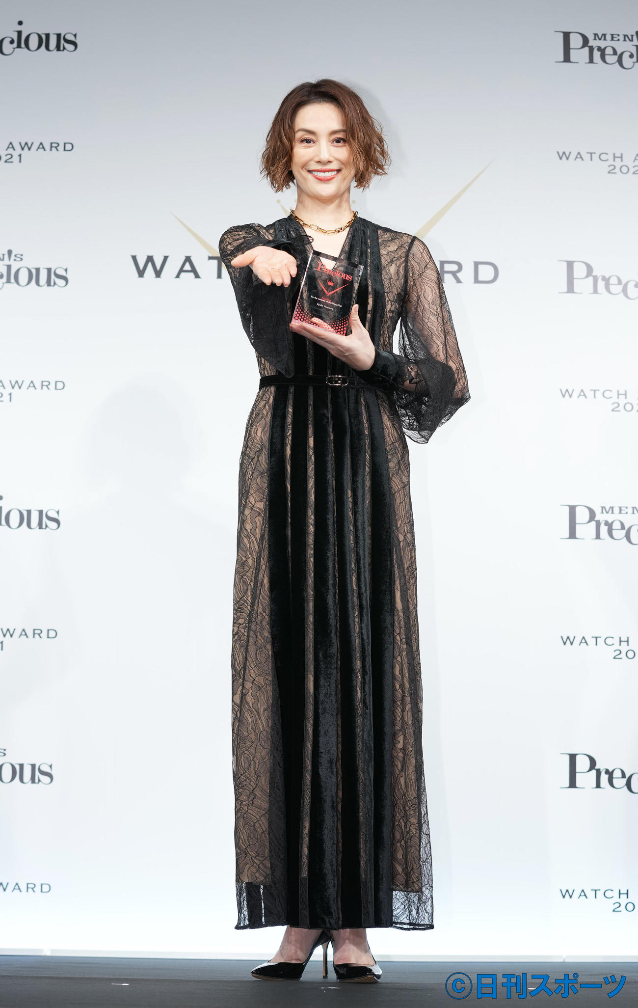 雑誌「Precious」ウォッチアワード2021の表彰式に出席し、フォトセッションで笑顔を見せる米倉涼子（撮影・菅敏）
