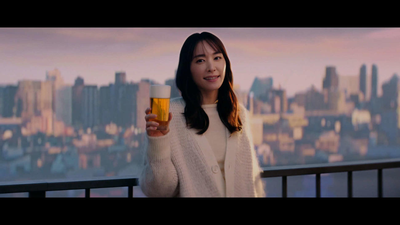 「アサヒ生ビール」の新テレビCM「年末もおつかれ生です」篇に出演した新垣結衣