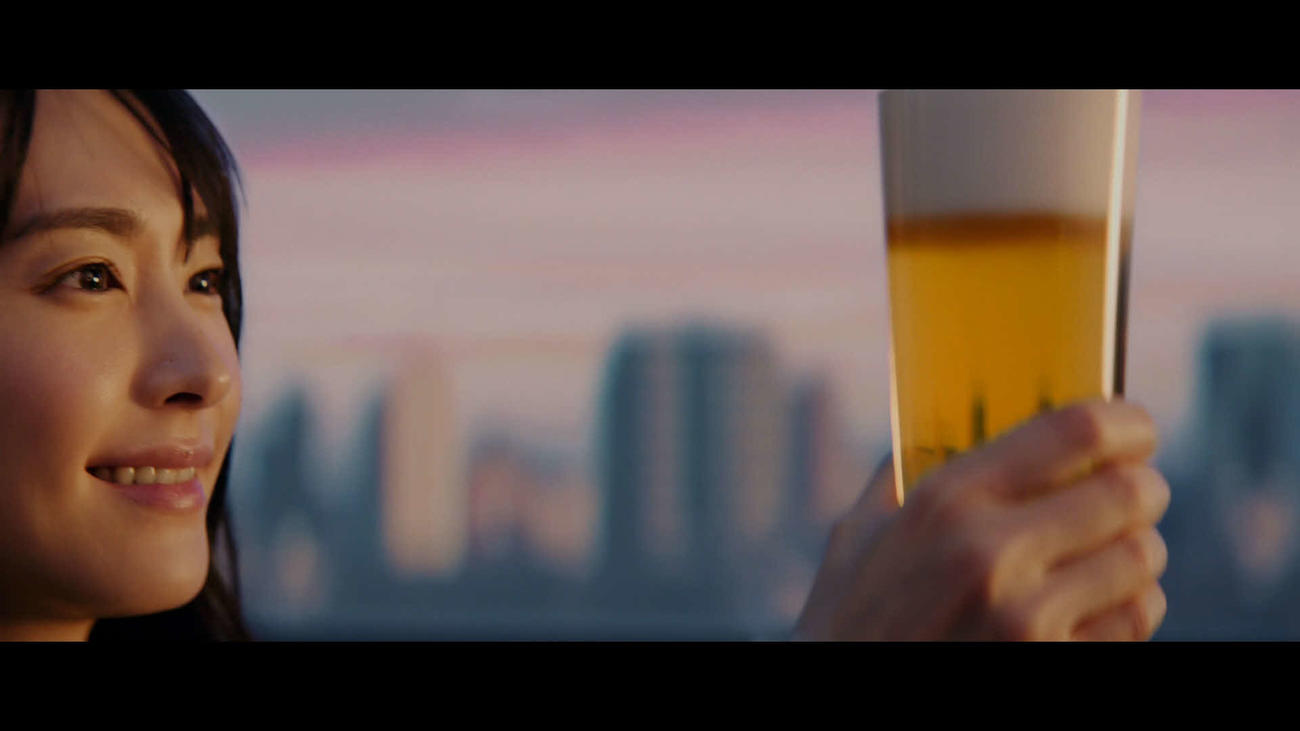 「アサヒ生ビール」の新テレビCM「年末もおつかれ生です」篇に出演した新垣結衣
