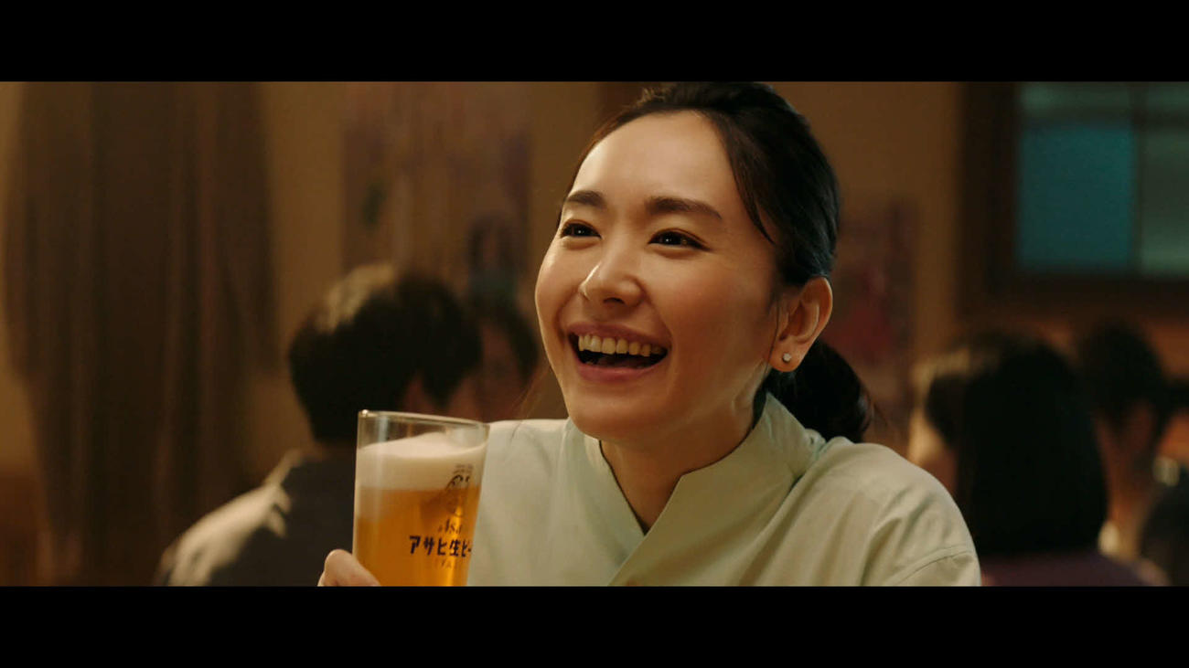 「アサヒ生ビール」の新テレビCM「年末もおつかれ生です」篇に出演した新垣結衣