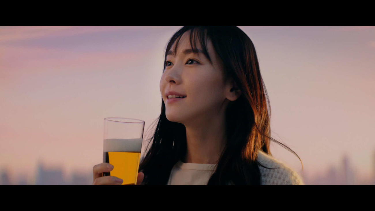 「アサヒ生ビール」の新テレビCM「年末もおつかれ生です」篇に出演した新垣結衣
