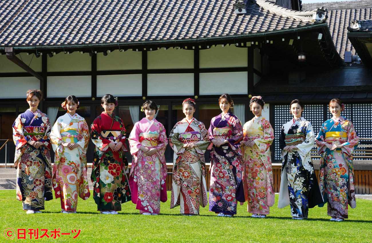晴れ着姿を披露する、左から宮本茉由、井頭愛海、本田望結、本田紗来、小芝風花、高橋ひかる、井本彩花、奥山かずさ、尾碕真花（撮影・横山健太）