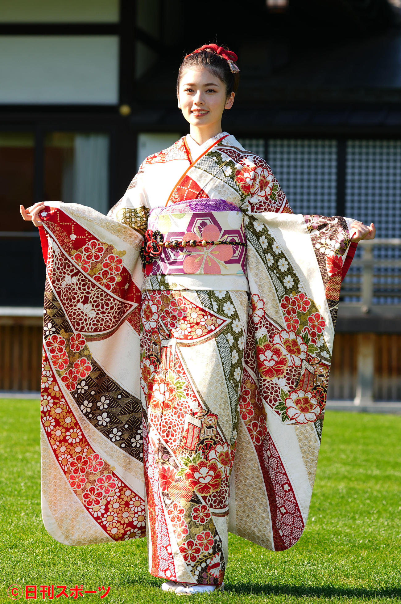 晴れ着姿を披露する小芝風花（撮影・横山健太）