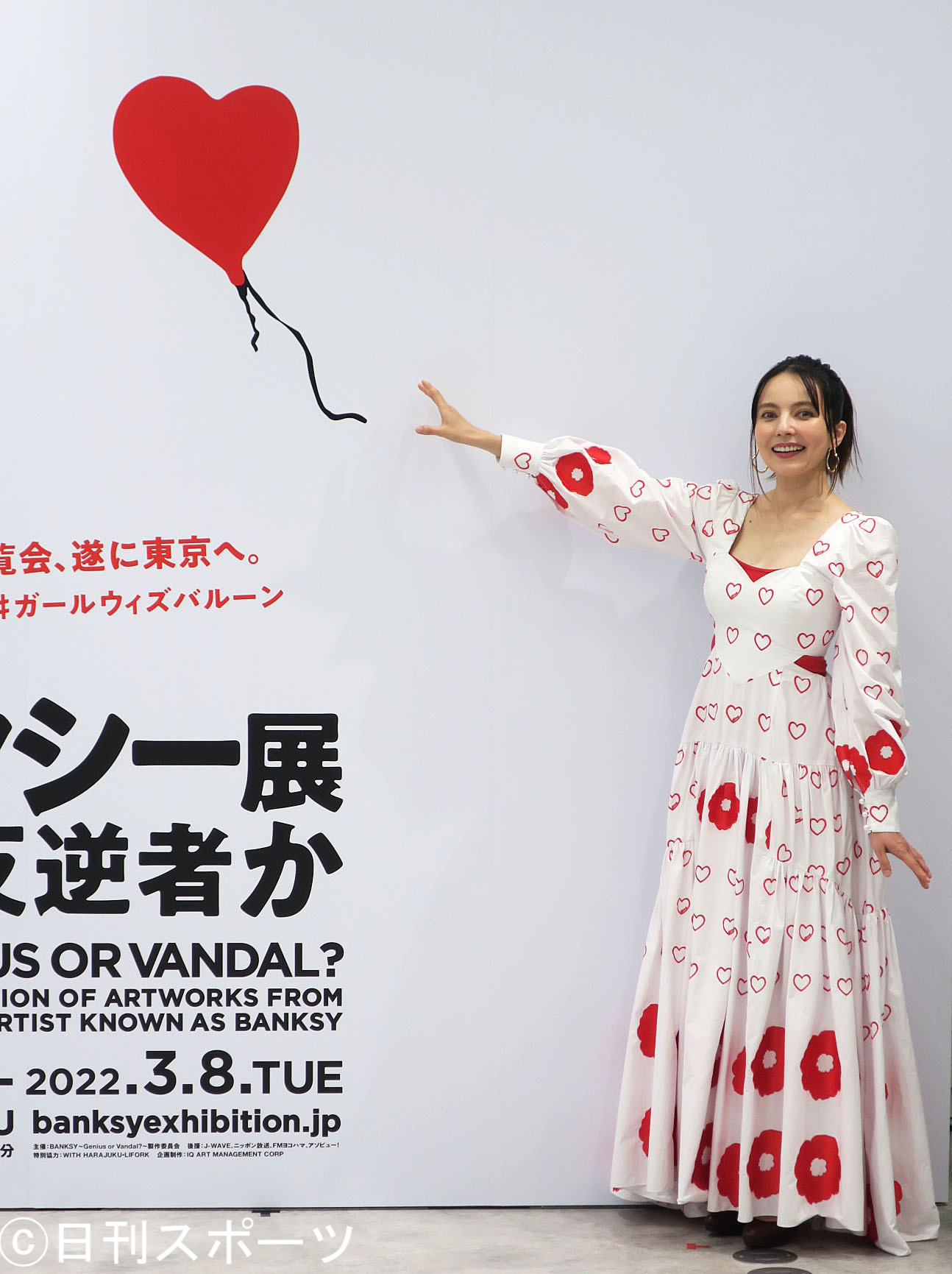 「バンクシー展」プレスイベントで、絵と同じポーズを披露するベッキー