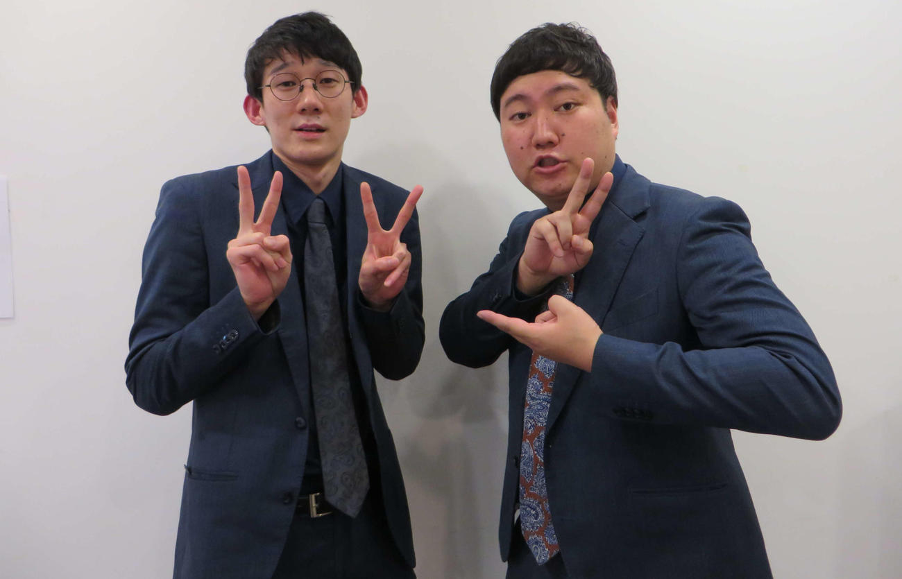 M1決勝に臨むロングコートダディの堂前透（左）と兎（撮影・三宅敏）