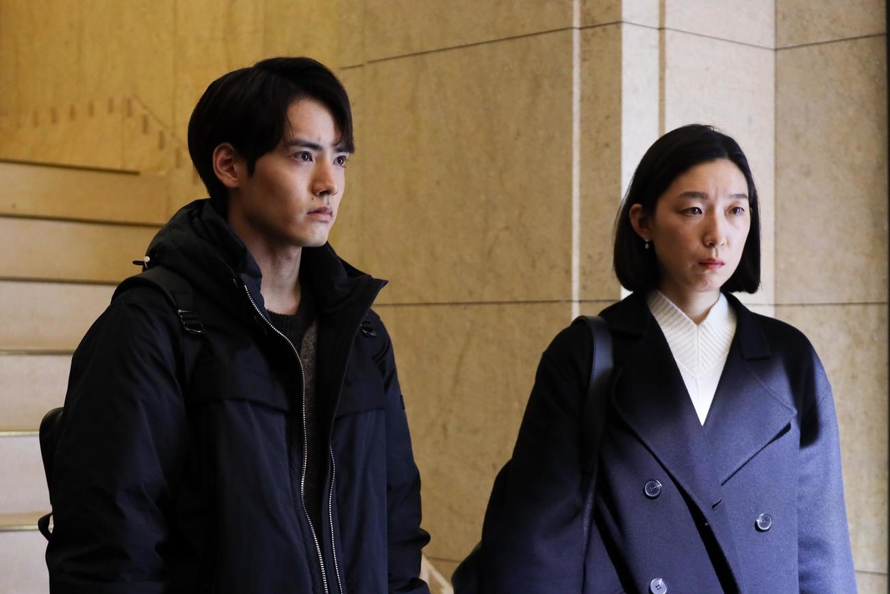 優（赤楚衛二＝左）と衛（江口のりこ）は自分たち夫婦の今後について話し合う（C）フジテレビ