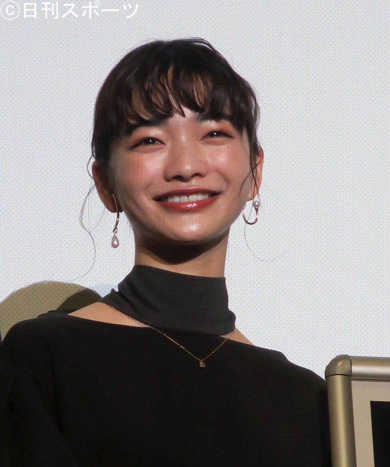 初主演映画「衝動」の初日舞台あいさつを行った見上愛