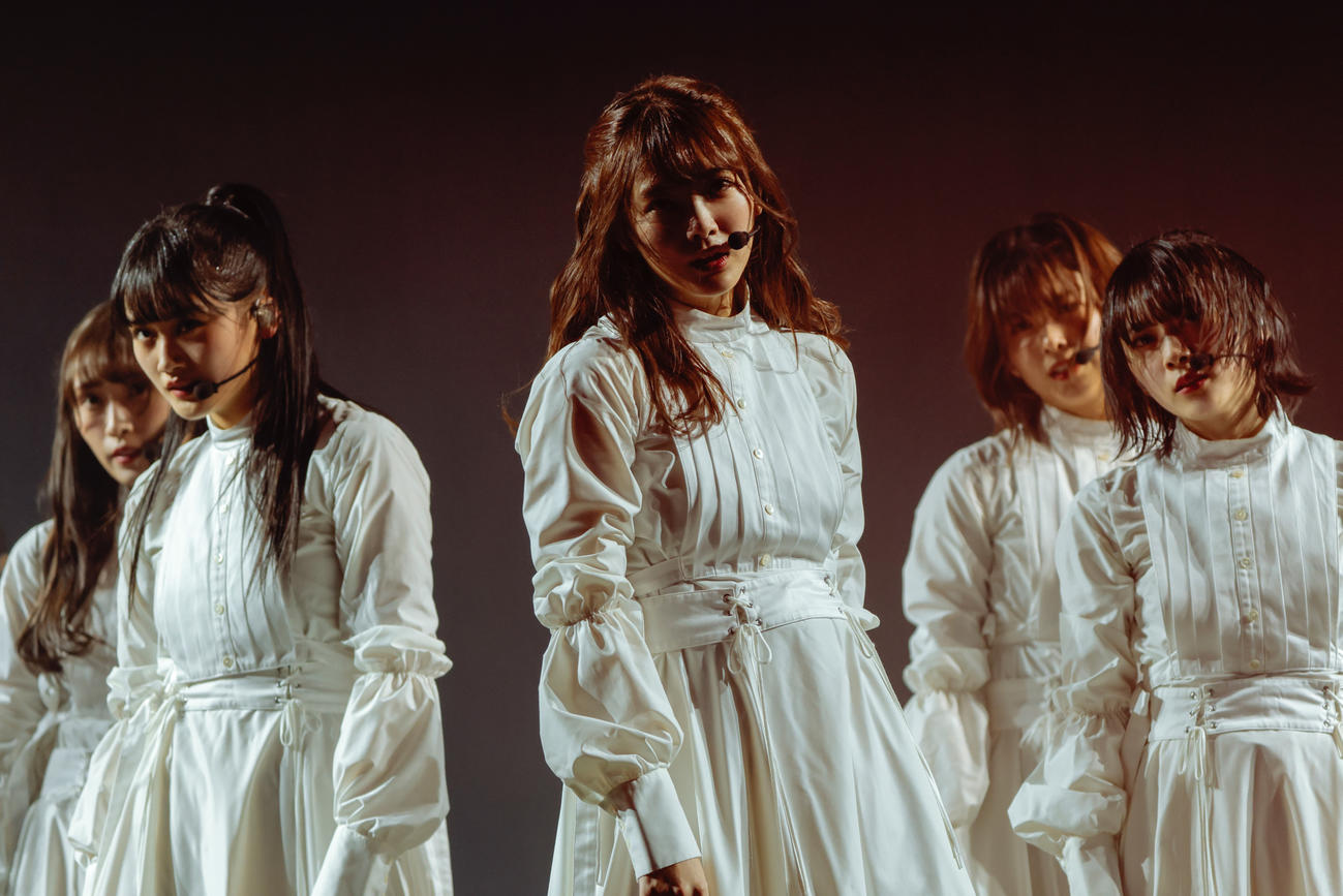 欅坂46からの改名再スタート1周年を記念する「1st YEAR ANNIVERSARY LIVE」で「流れ弾」を披露する櫻坂46（上山陽介氏撮影）