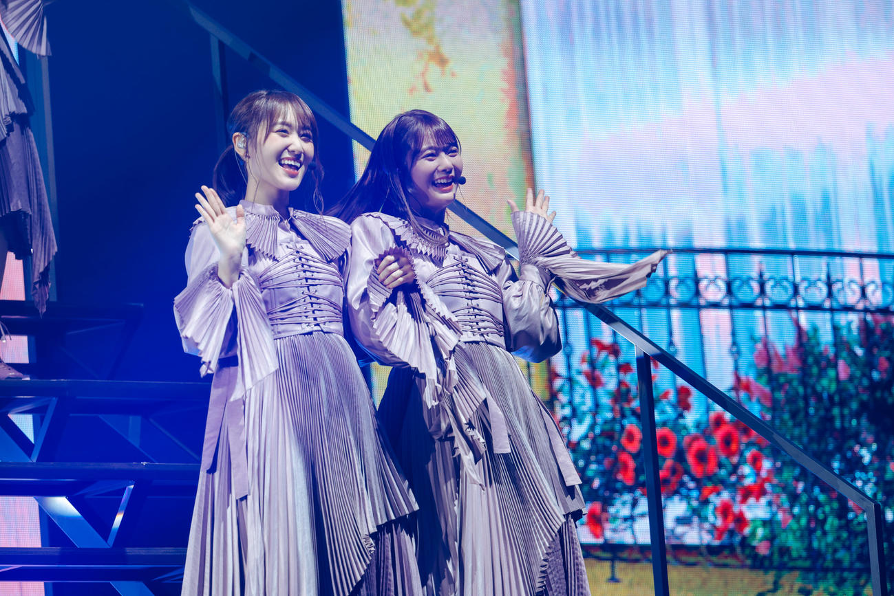 櫻坂46の「1st YEAR ANNIVERSARY LIVE」でパフォーマンスする菅井友香（左）田村保乃