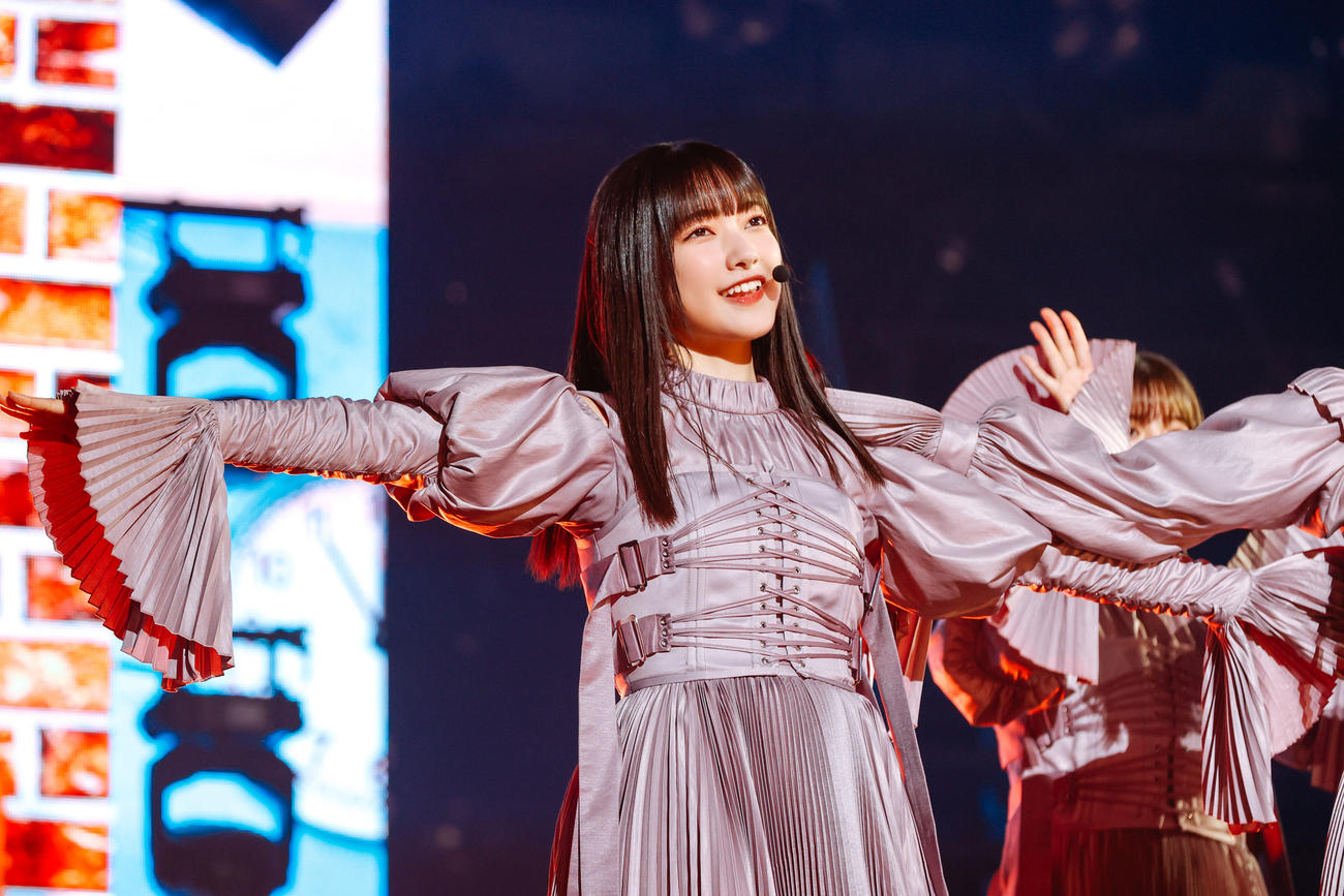 櫻坂46の「1st YEAR ANNIVERSARY LIVE」でパフォーマンスする井上梨名（左）と大園玲