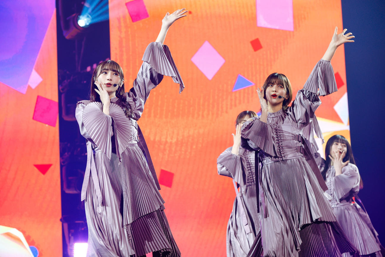 櫻坂46の「1st YEAR ANNIVERSARY LIVE」でパフォーマンスするメンバー