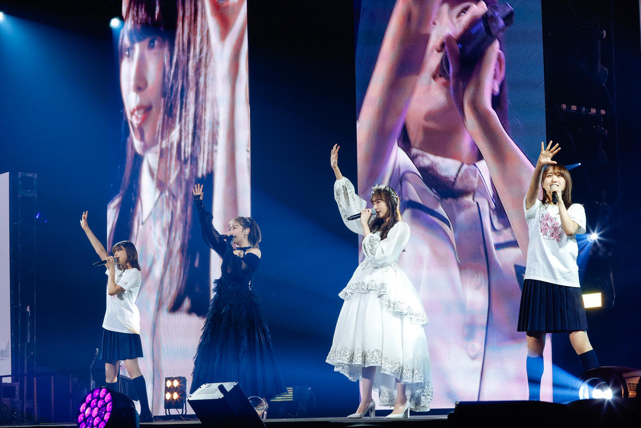 卒業セレモニーで欅坂46時代のユニット「青空とMARRY」の楽曲を披露した櫻坂46。左から渡邉理佐、守屋茜、渡辺梨加、菅井友香（上山陽介氏撮影）