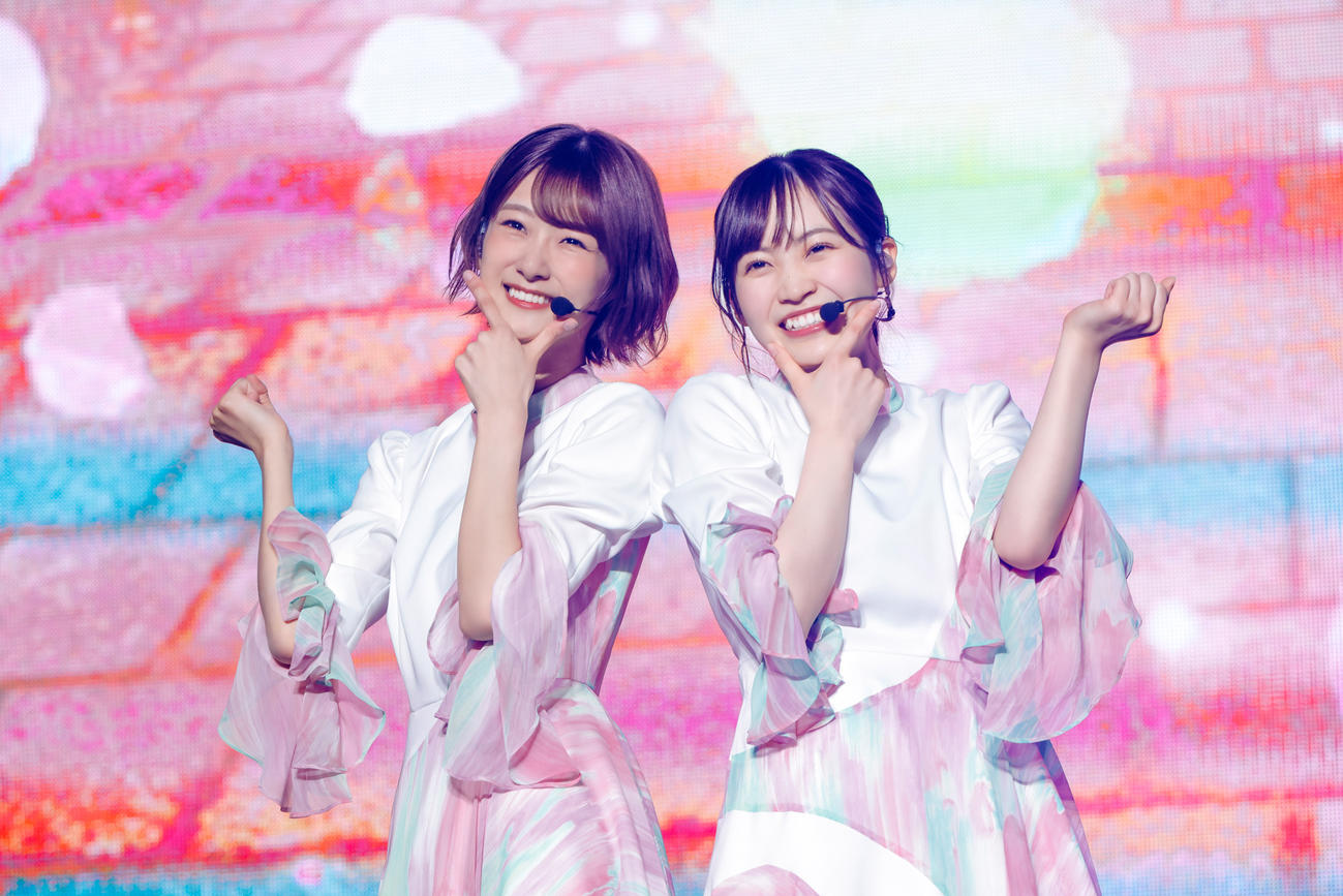櫻坂46の「1st YEAR ANNIVERSARY LIVE」でパフォーマンスする井上梨名（左）と松田里奈