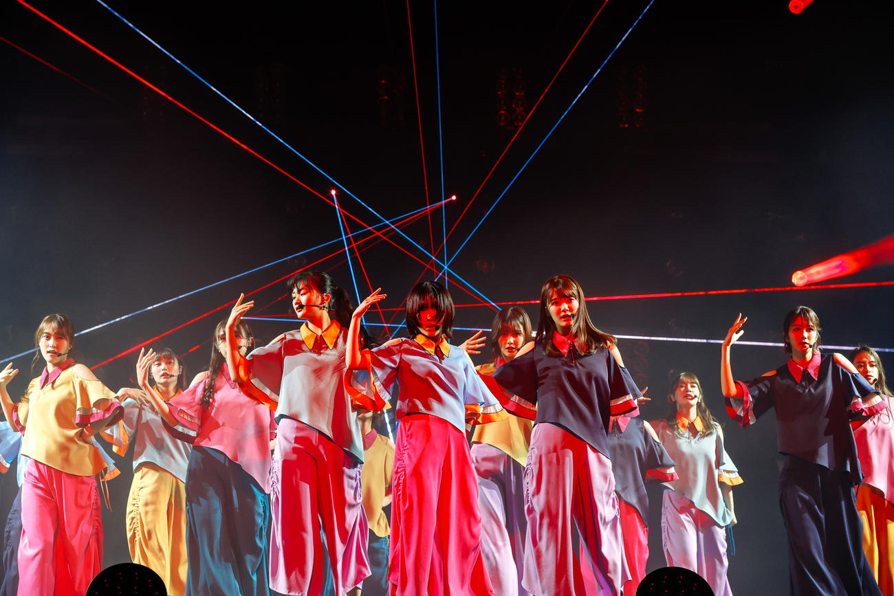 櫻坂46の「1st YEAR ANNIVERSARY LIVE」でパフォーマンスするメンバー
