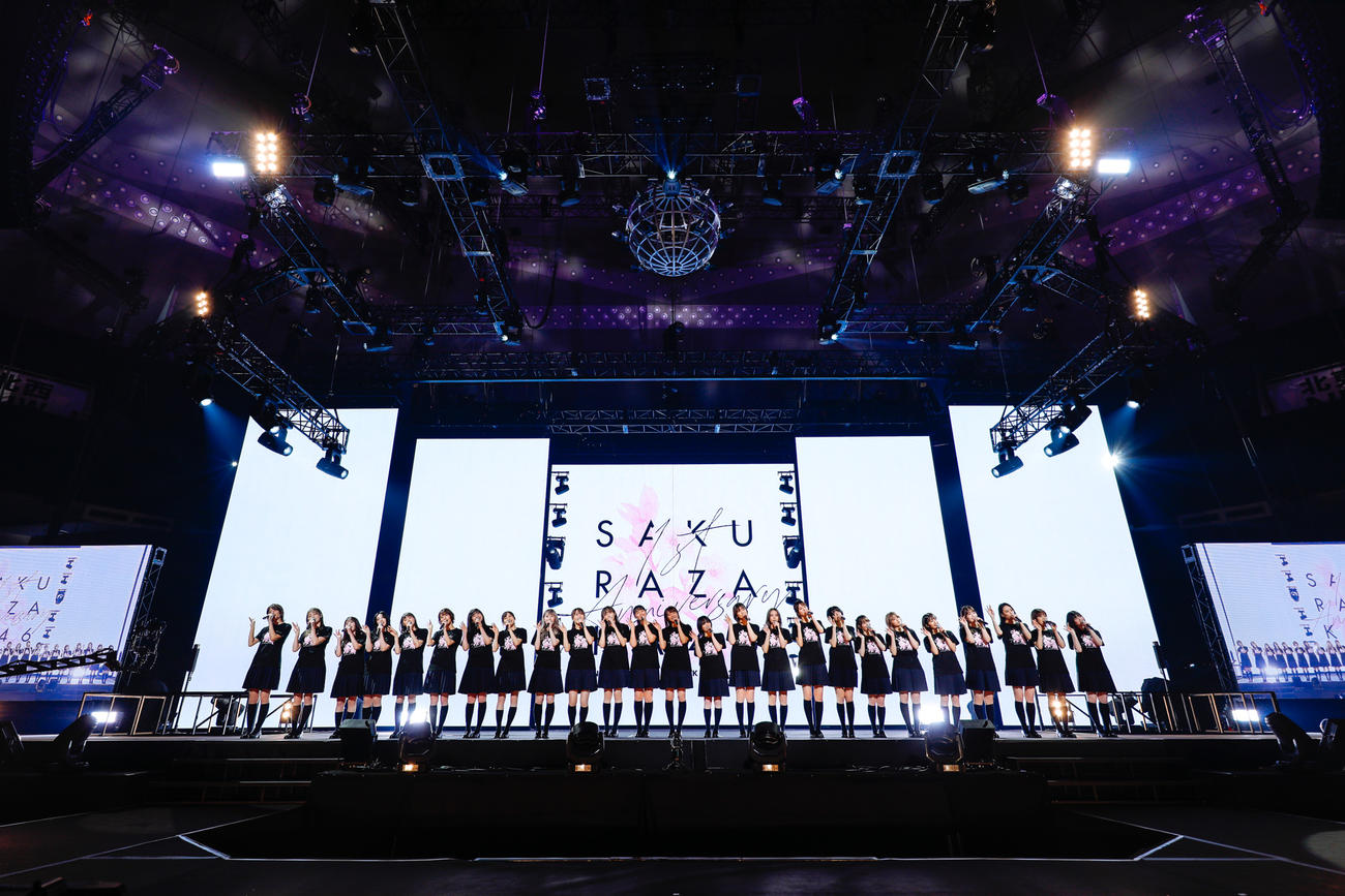 櫻坂46の「1st YEAR ANNIVERSARY LIVE」であいさつするメンバー