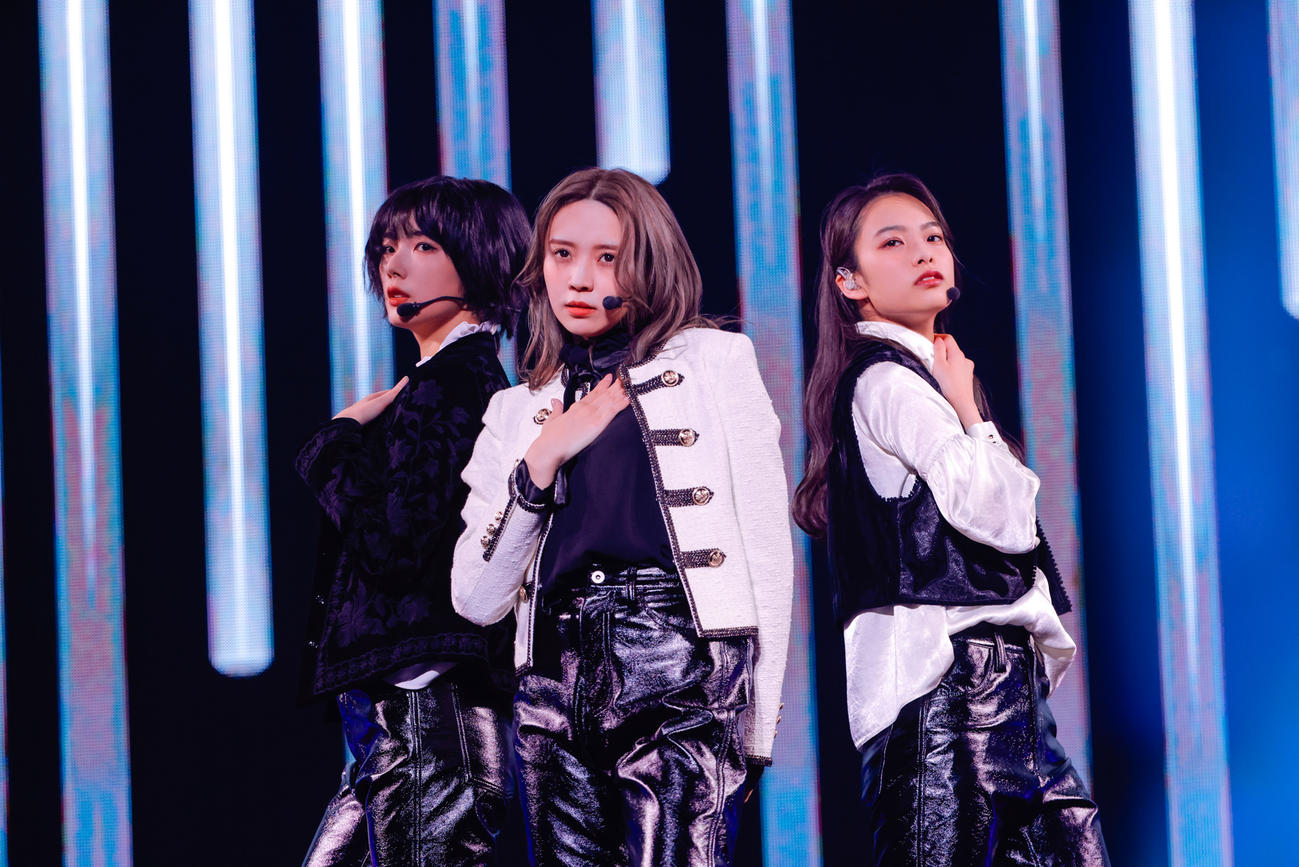 欅坂46からの改名再スタート1周年を記念する「1st YEAR ANNIVERSARY LIVE」で復帰した櫻坂46小林由依（中央）。左は藤吉夏鈴、右は遠藤光莉