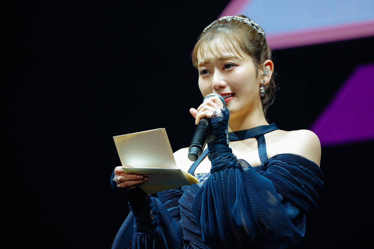 卒業セレモニーで手紙を読み上げる守屋茜