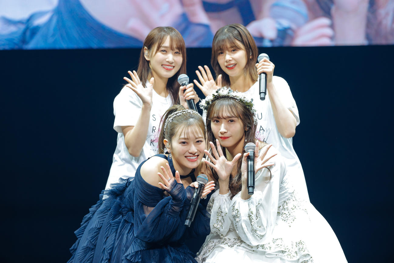 卒業セレモニーで欅坂46時代のユニット「青空とMARRY」の楽曲を披露した櫻坂46。前列左から守屋茜、渡辺梨加。後列左から菅井友香、渡邉理佐