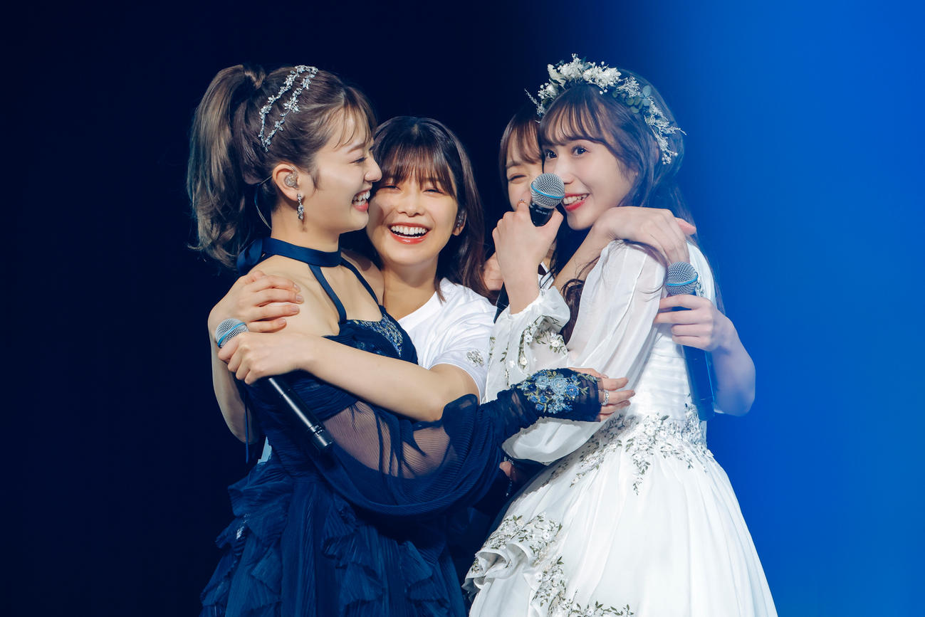 卒業セレモニーで欅坂46時代のユニット「青空とMARRY」の楽曲を披露した櫻坂46。左から守屋茜、渡邉理佐、菅井友香、渡辺梨加