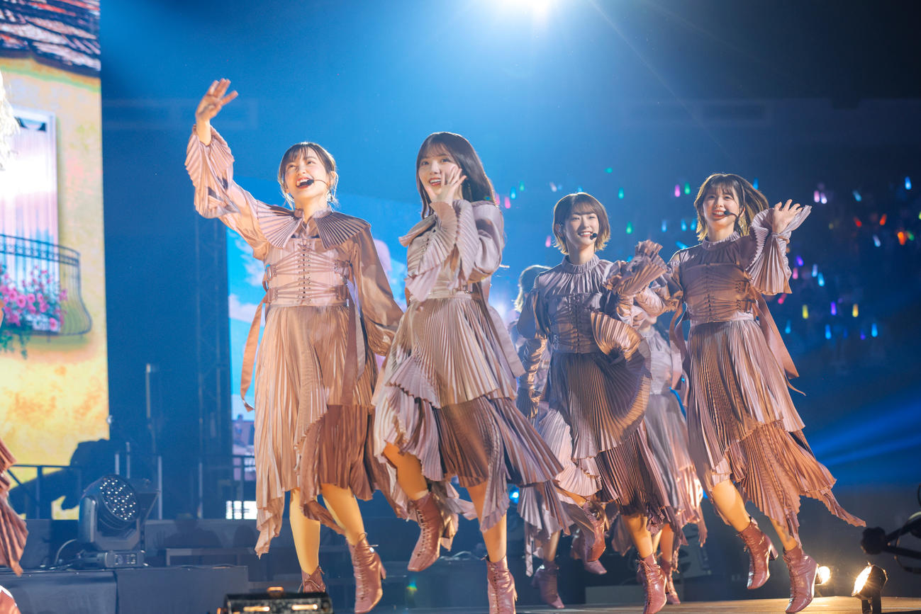 櫻坂46の「1st YEAR ANNIVERSARY LIVE」でパフォーマンスするメンバー