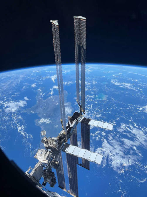 ISSへのドッキング直前、ソユーズの窓から見えた光景（前澤友作Twitterアカウントより）