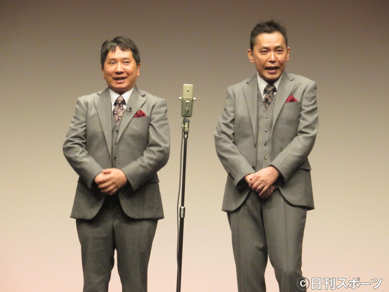 「タイタンライブ」で今年を振り返りつつマンザイを披露した爆笑問題の田中裕二（左）と太田光