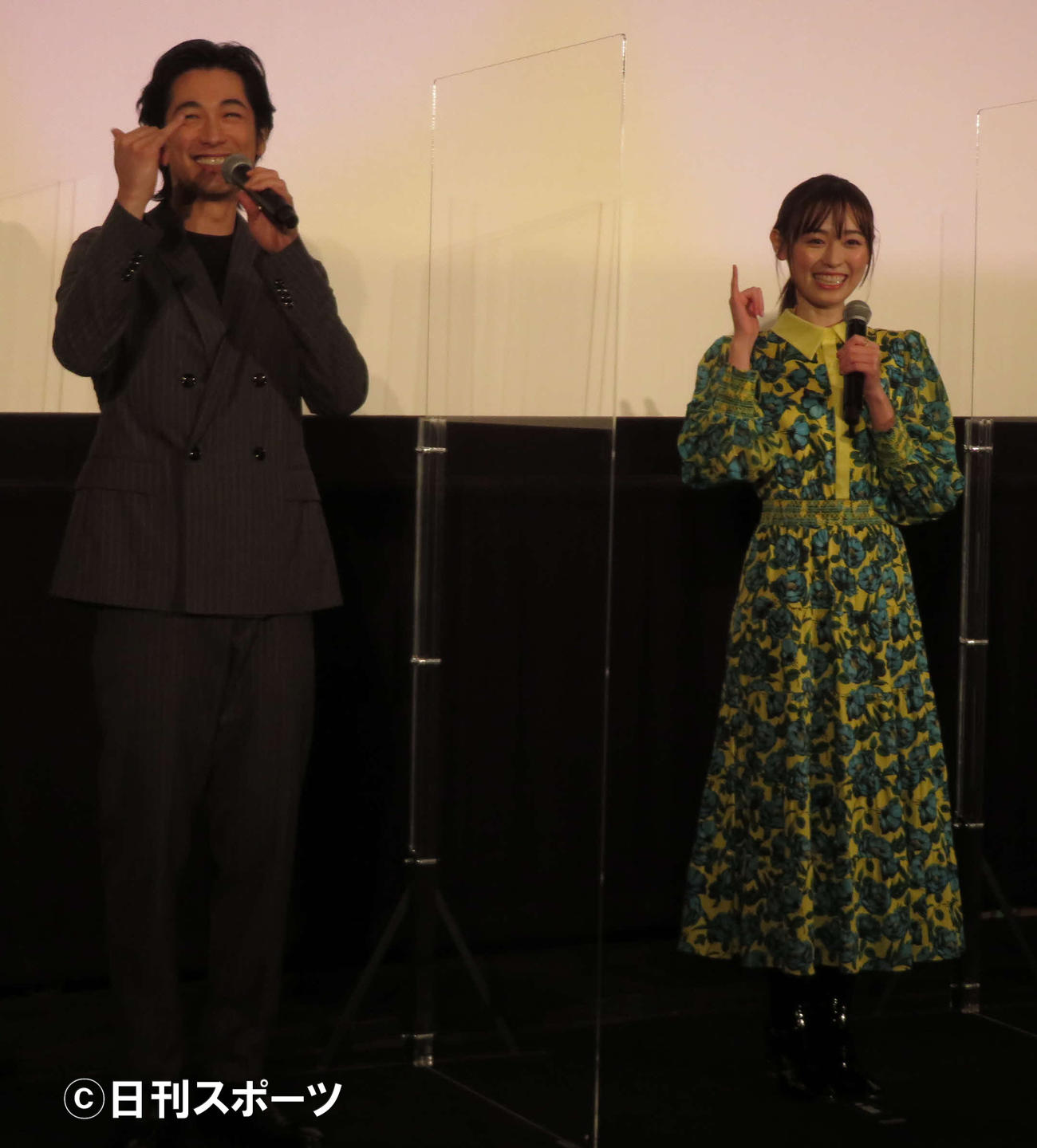 アニメ映画「フラ・フラダンス」公開記念舞台あいさつで「アローハー」と言い、手を振るディーン・フジオカと福原遥（撮影・村上幸将）