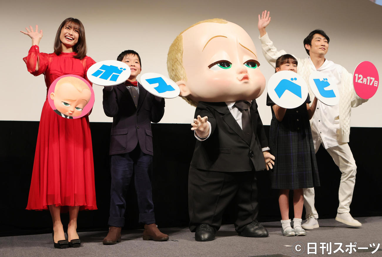 映画「ボス・ベイビー」親子試写会で舞台あいさつを行った左から乙葉、中田理智、ボス・ベイビー、新津ちせ、NON STYLE石田明（撮影・野上伸悟）