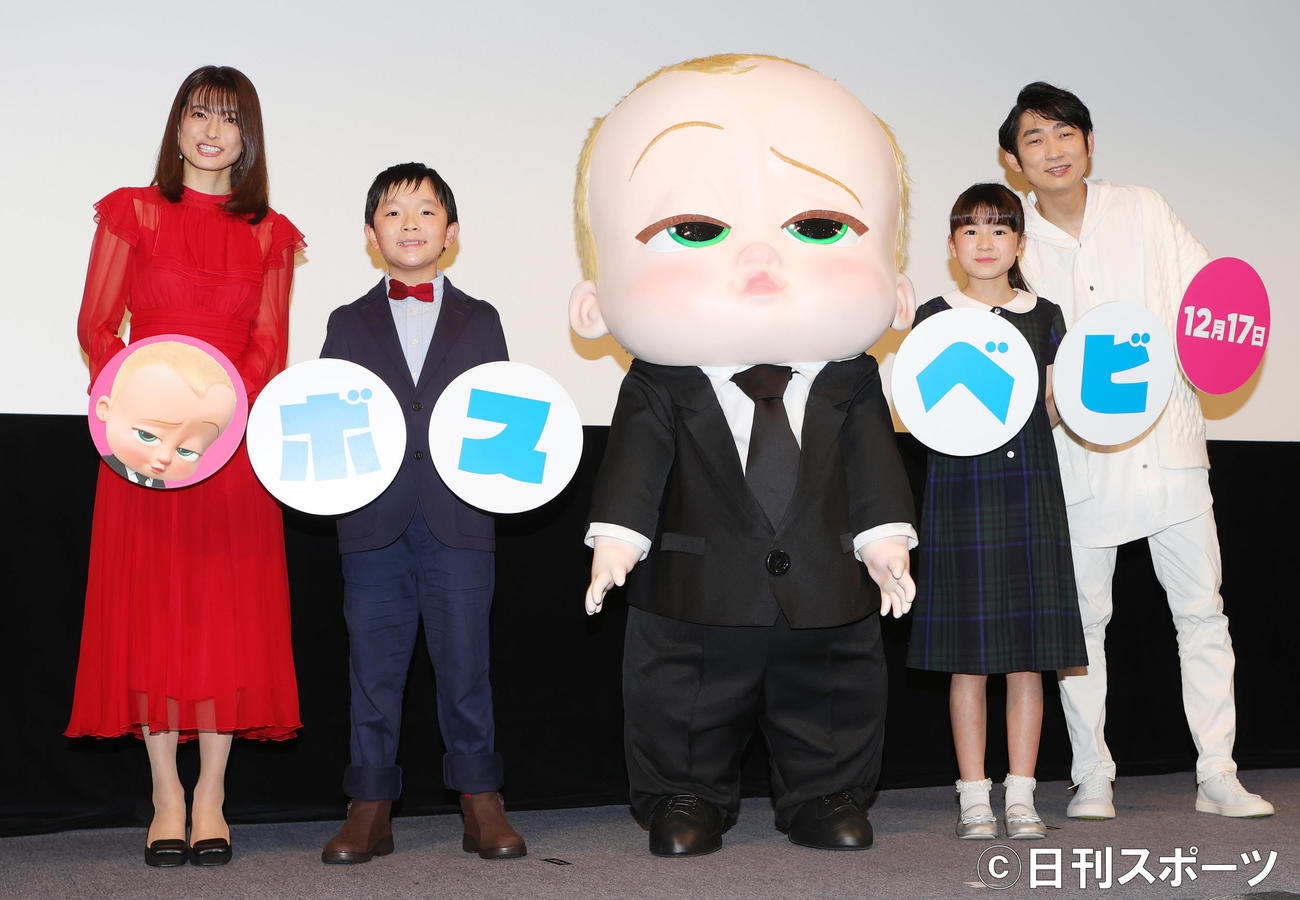 映画「ボス・ベイビー」親子試写会で舞台あいさつを行った左から乙葉、中田理智、ボス・ベイビー、新津ちせ、NON STYLE石田明（撮影・野上伸悟）