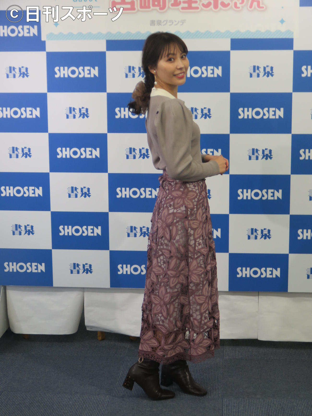 自身の来年の卓上カレンダーを発売した宮崎理奈